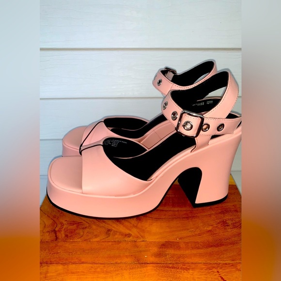 Women NWT No Boundaries Pink Grommet Heel Studs strap S10 Y2K vintage inspired - Picture 3 of 5